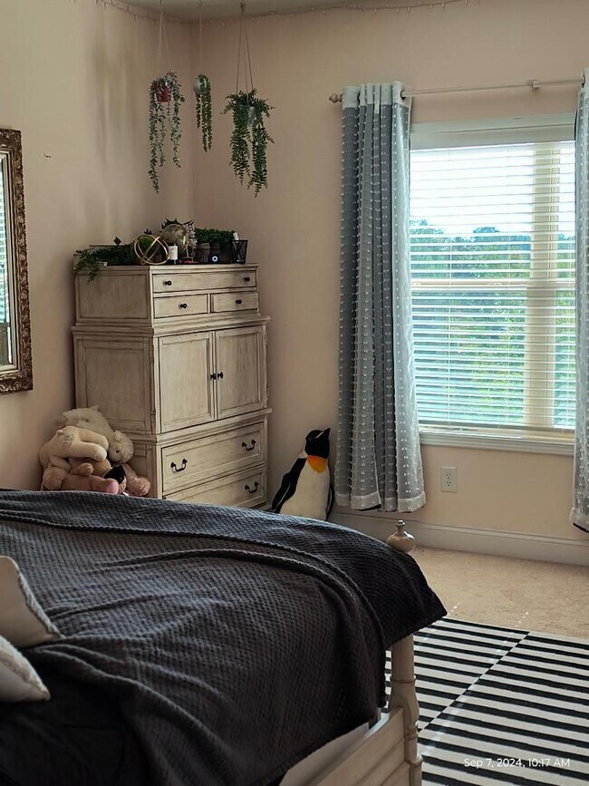 Building Photo - 4 Bedroom 4 Bath Furnished Home in Simpson...