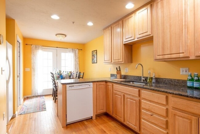 Building Photo - 47 Alder St