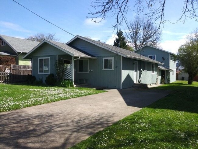 Building Photo - 3 bedroom 2 bath home close to downtown