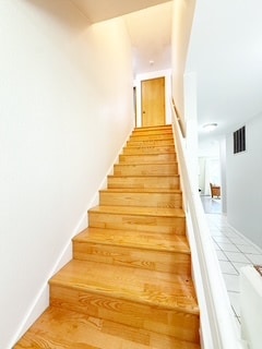 Building Photo - 450 NE Riverhill Dr