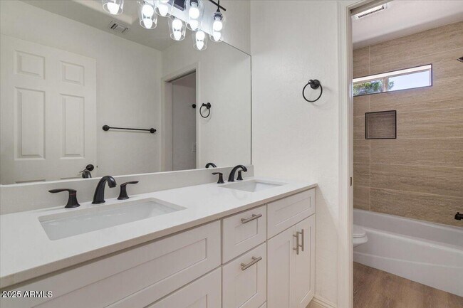 Building Photo - 1414 N Palmsprings Dr