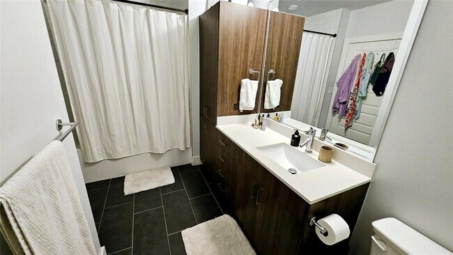 Building Photo - 2213 Poquito St