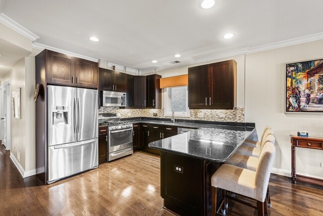 Building Photo - 3635 N Wilton Ave