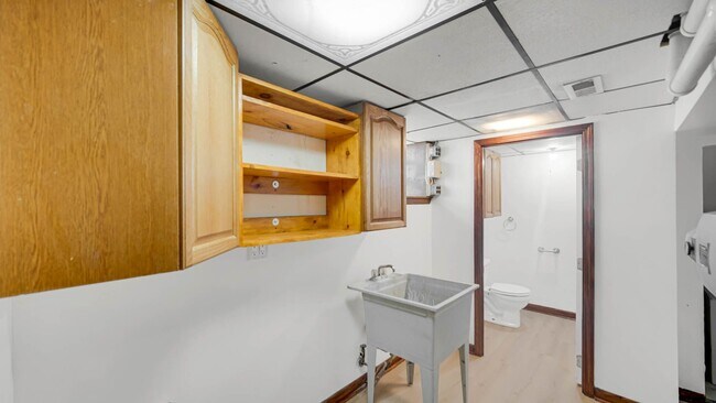 Building Photo - 2 Bedroom 1.5 Bathroom House for Rent!