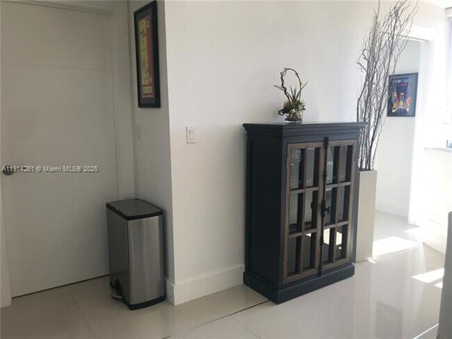 Building Photo - 2951 S Bayshore Dr