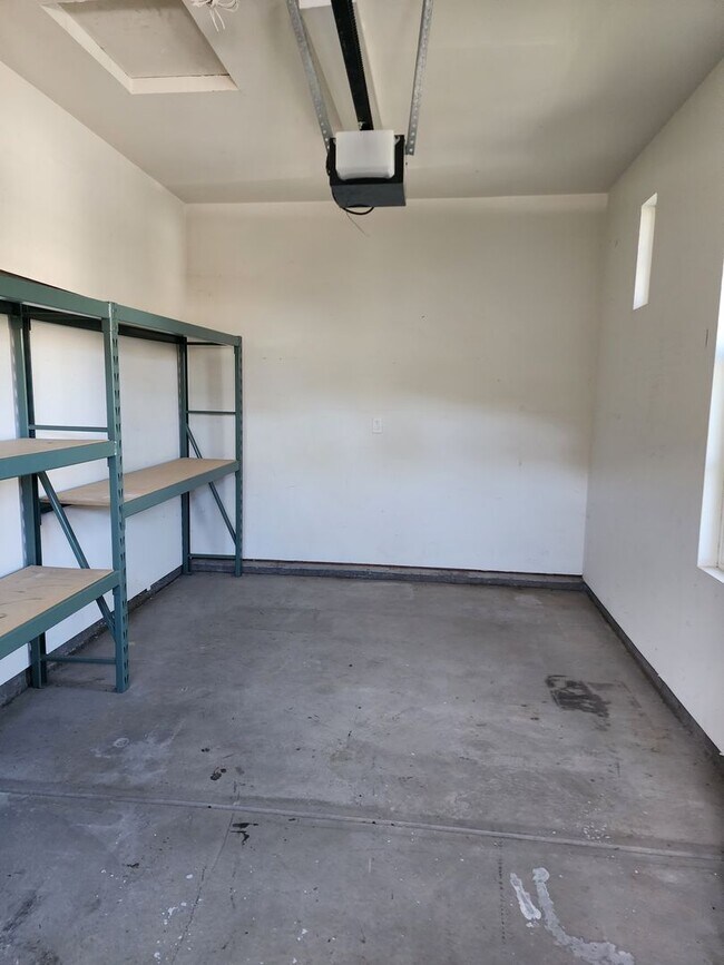 Building Photo - 5 Bedroom 3 Bathroom with 3 car Garage in the Sylvan School District