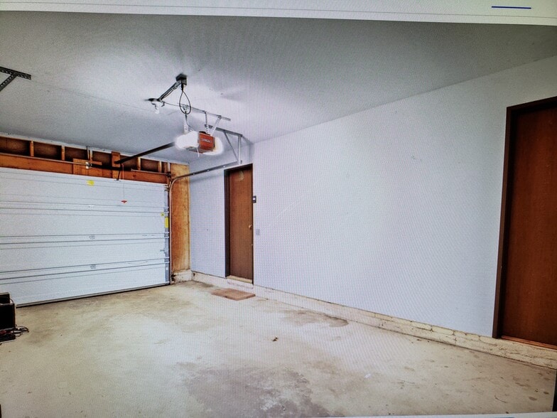 1.5 car attached Garage - 401 Cheviot Chase