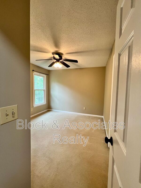 Building Photo - 1613 Round Hill Cir