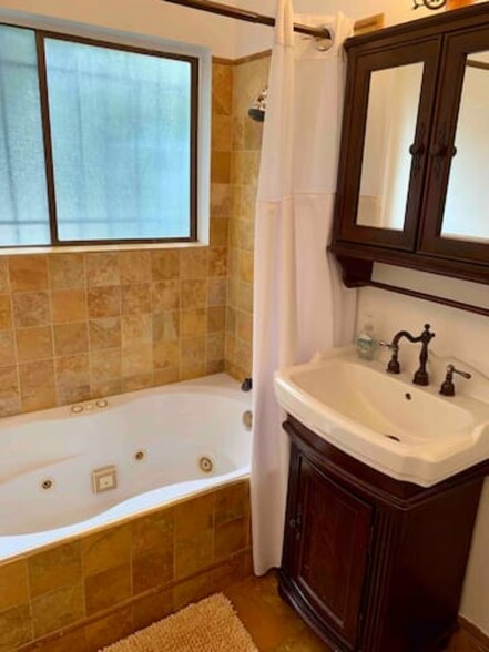Full bath - 1153 N Ogden Dr