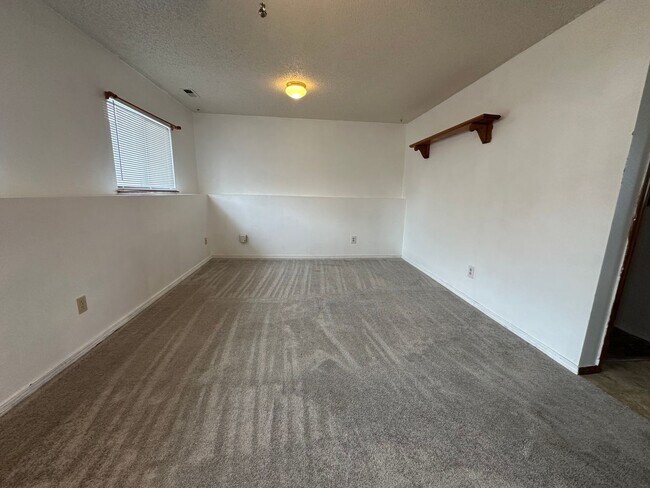 Building Photo - 3 Bed 2 Bath Home Minutes From Fort Carson...