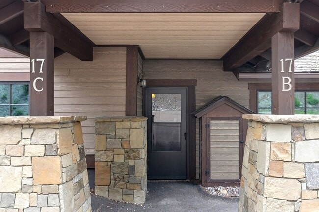 Building Photo - 1 Bedroom, 1 Bath Condo on Whitefish Lake