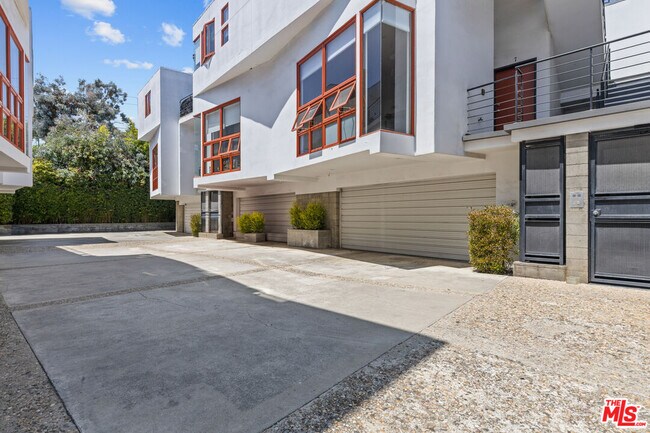 Building Photo - 343 Rennie Ave