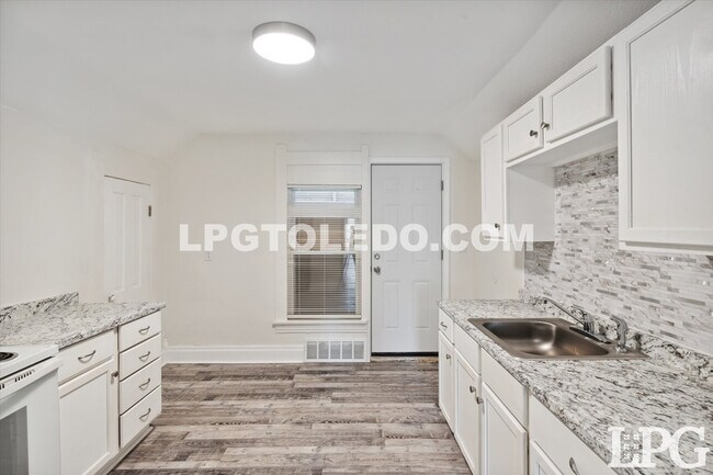 Building Photo - 4039 Vermaas Ave