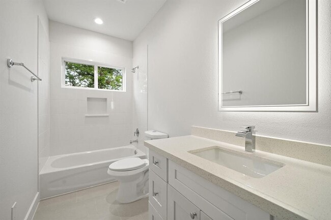 Building Photo - 833 Dorchester St