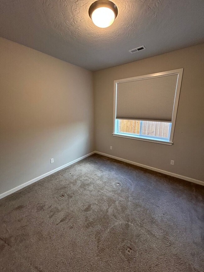 Building Photo - Beautiful 4 Bedroom, 2 Bath Home in Carlton