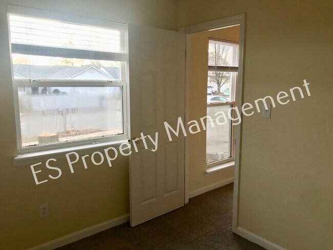 Building Photo - Great 3 Bedroom 2 Bathroom Ranch Style Hom...