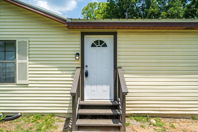 Building Photo - Stunning Renovated 3BR/2BA Home – Move-In ...