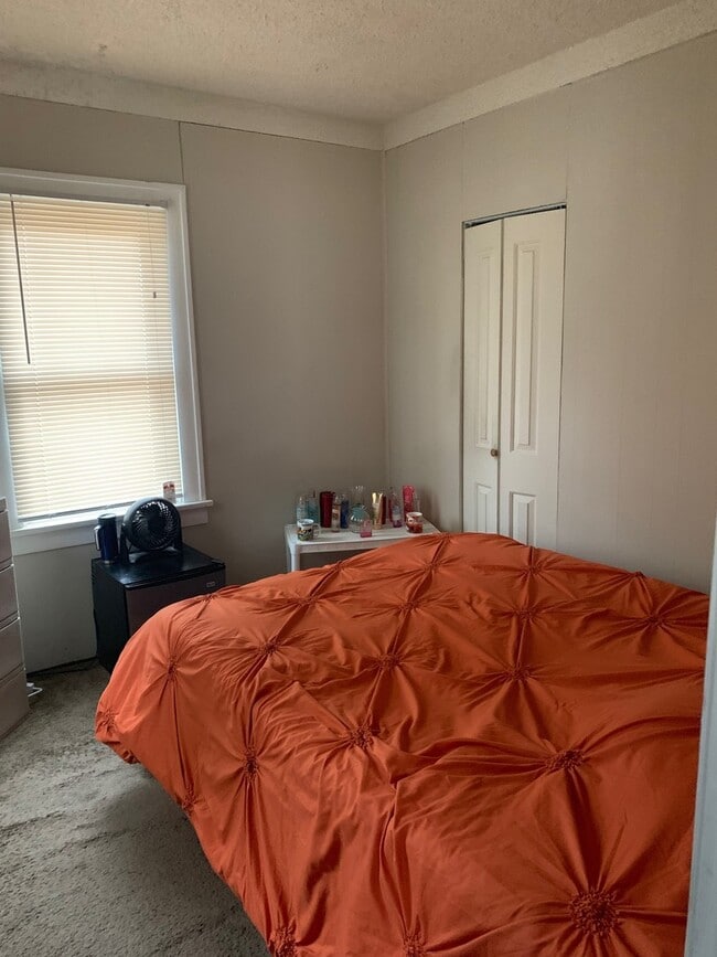 Building Photo - Spacious 3 Bedroom 1 Bath Unit in North Mi...