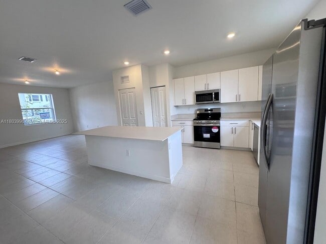Building Photo - 1182 Palm Dr