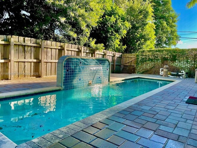 Building Photo - 813 SE 18th Ct