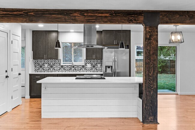 Building Photo - Charming and Renovated 4 Bedroom 2 Bathroo...