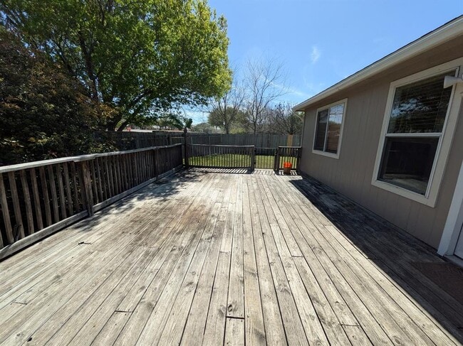 Building Photo - 1800 Twisted Oak Dr