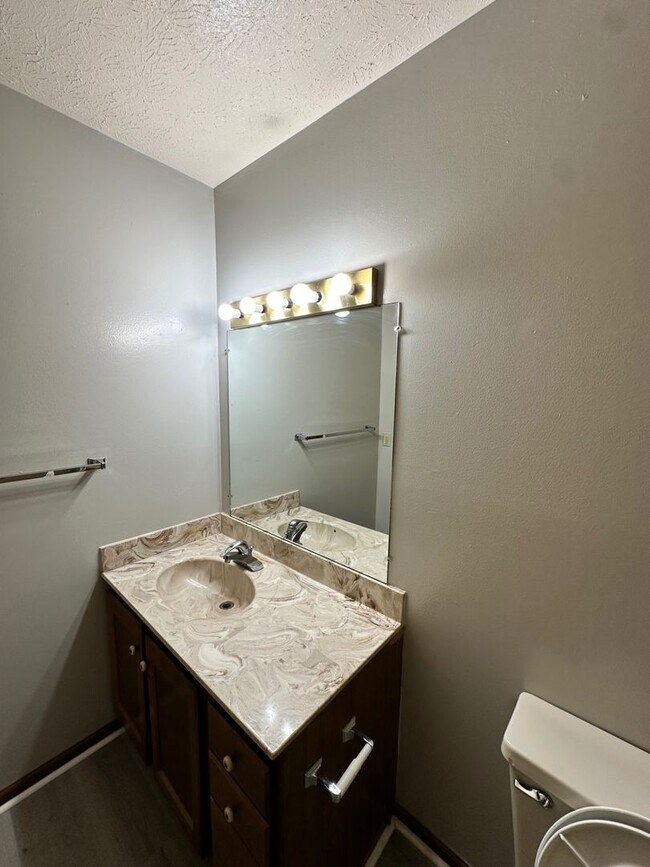 Building Photo - Comfort Meets Convenience in Woodburn