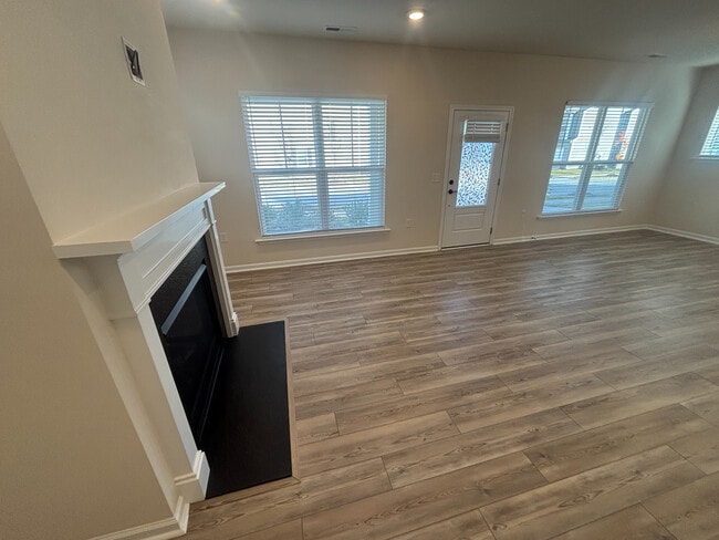 Building Photo - Room in House on Hedge Maple Dr