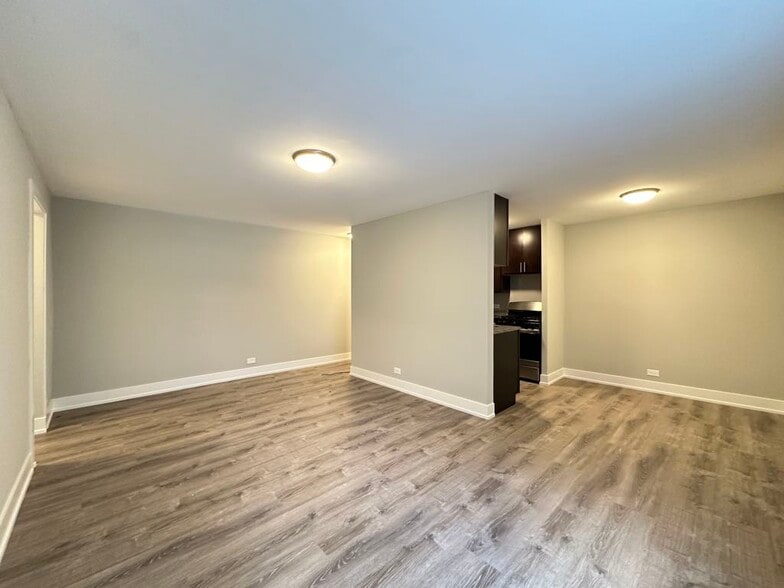 Building Photo - 535 W Surf St