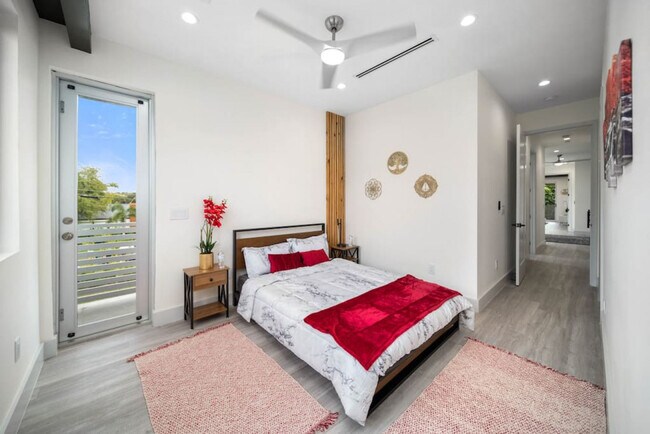 Building Photo - 1514 NE 5th Ct