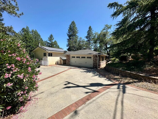 Building Photo - Stunning 4 Bedroom 3 Bathroom House with a...