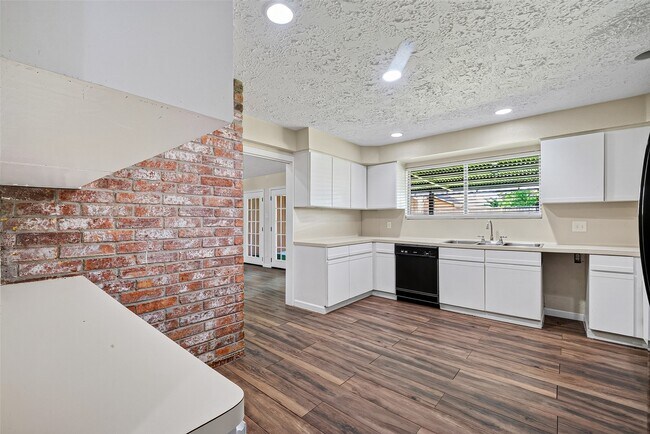 Building Photo - 711 Leicester Ln