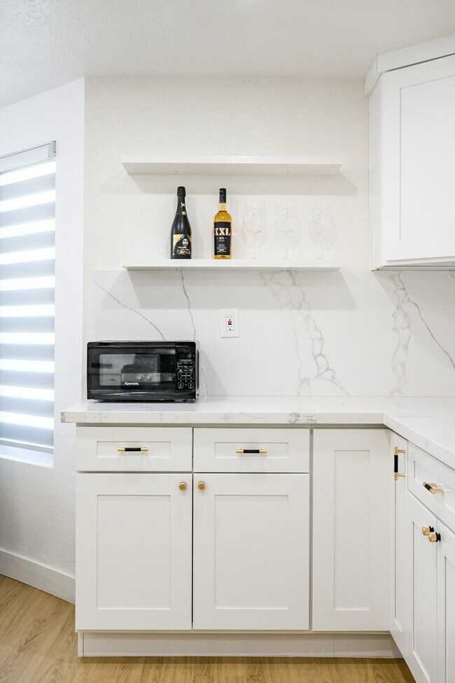 Building Photo - Luxe Spacious Home Near Parks Fully Equipped