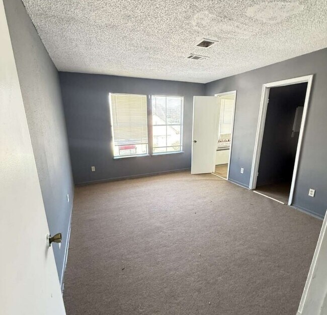 Building Photo - 7700 Creekbend Dr