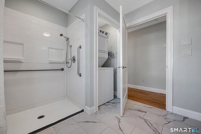 Building Photo - 137 Knowles Ave