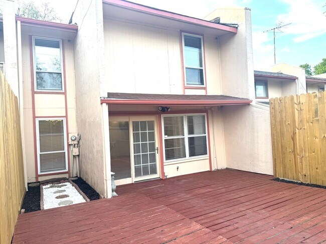 Building Photo - 312 Valley Park Dr