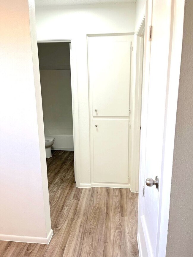 Building Photo - One Bedroom Unit with On site Laundry!