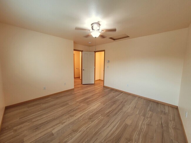 Building Photo - 410 Holland Ave