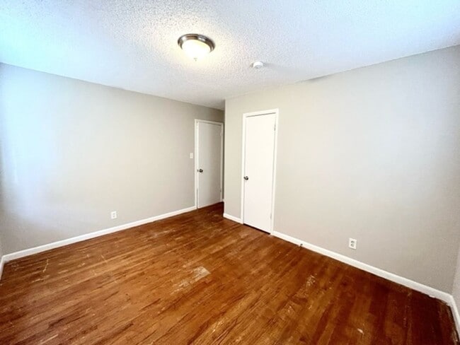 Building Photo - THREE BEDROOM/TWO BATH SPACIOUS HOME - CENTRAL LOCATION
