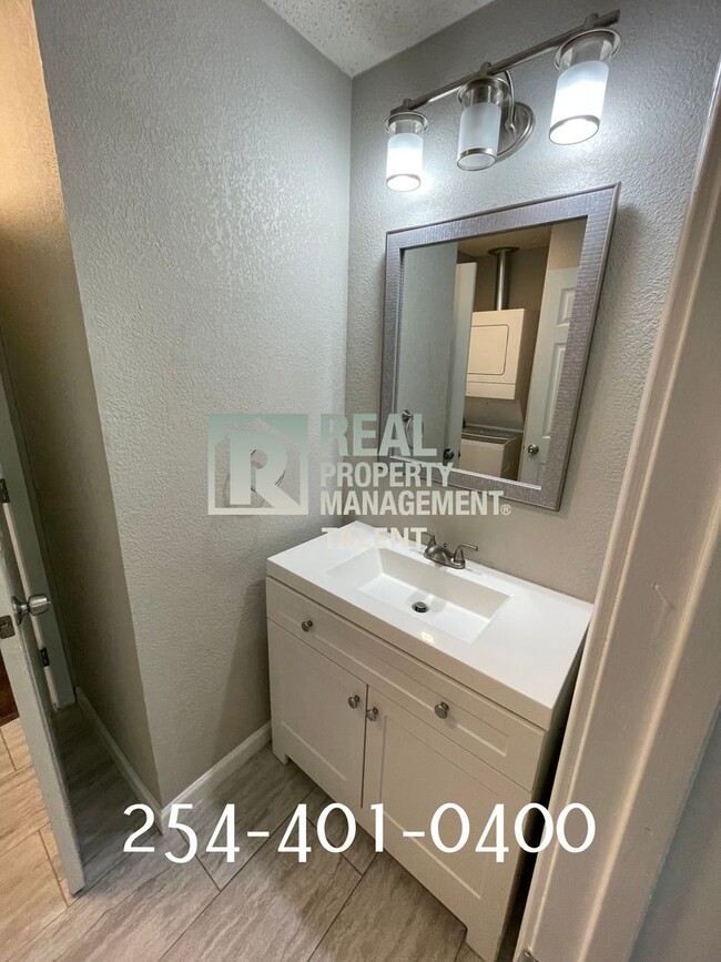 Building Photo - NOW AVAILABLE 3 Bedroom, 2 Bathroom Home f...