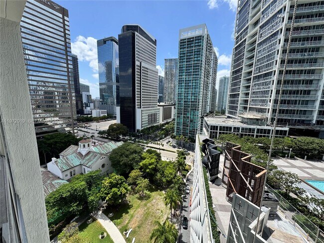 Building Photo - 495 Brickell Ave