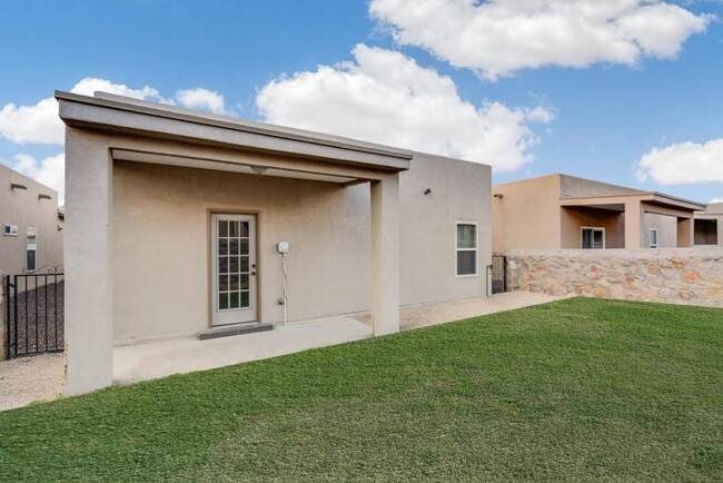 Building Photo - East El Paso 3bed/2bath Refrig A/C in Gated Community with Pool Access!