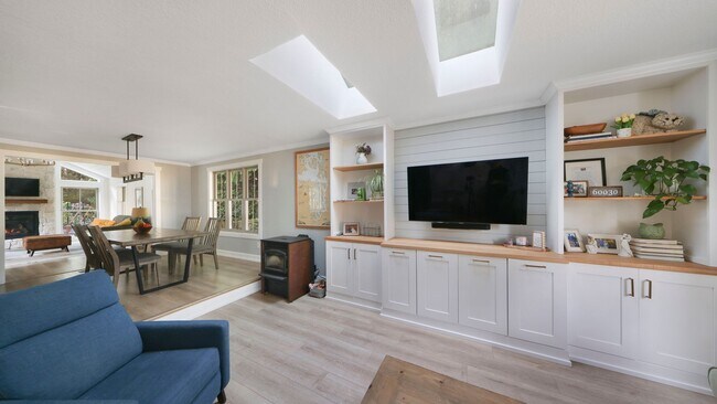 Building Photo - 3 Bed 2.5 Bath - Exceptional Condition - P...