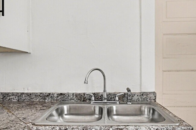 Building Photo - 811 Larned St