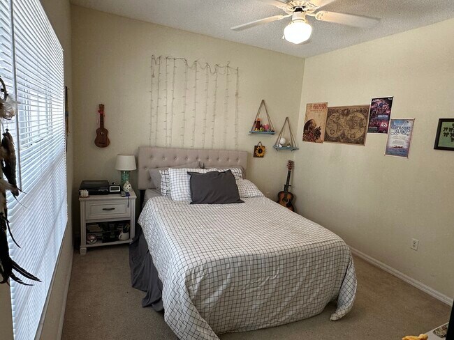 bedroom - 10000 SW 52nd Ave