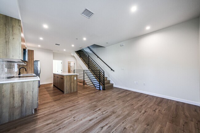 Building Photo - Ultra-Luxury Brand New 2 bed/2.5 bath and ...