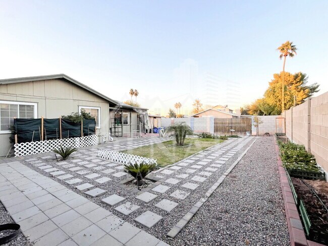 Building Photo - 3033 S Longmore
