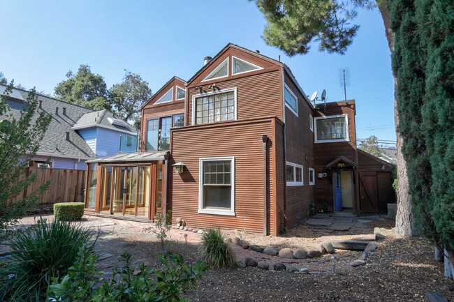 Building Photo - 3 Bed/ 2 Bath Palo Alto home in the heart ...