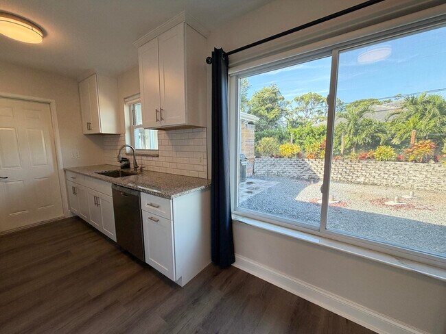 Building Photo - 1615 Crest Dr