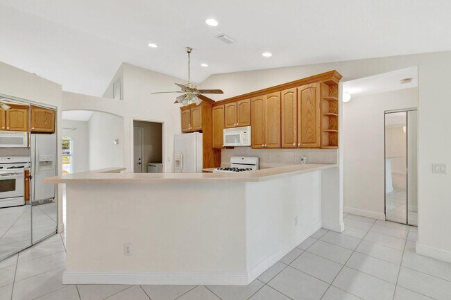 Building Photo - 189 SE Floresta Dr